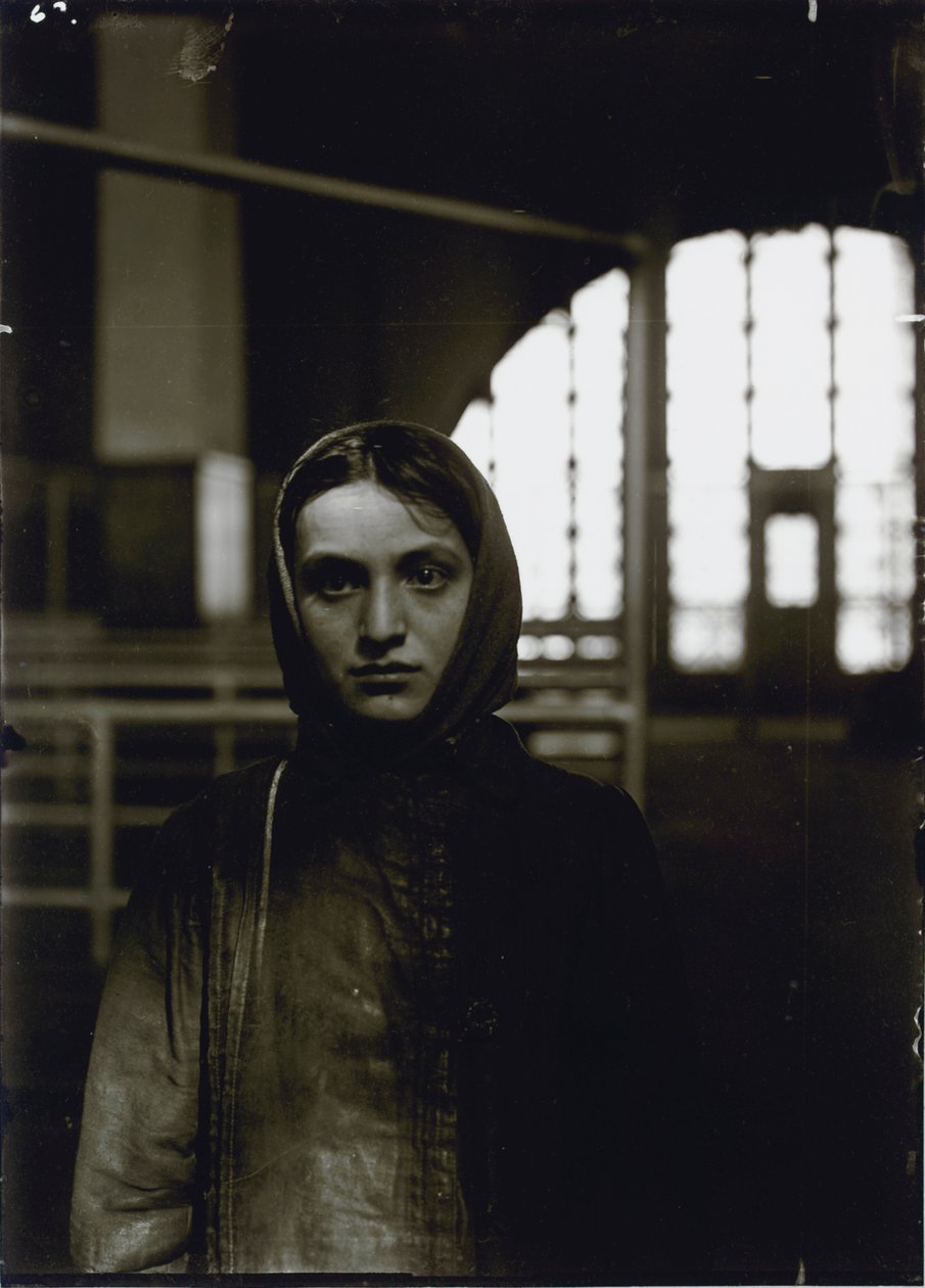 Jovem judia russa, Ellis Island, 1905 de Lewis Wickes Hine