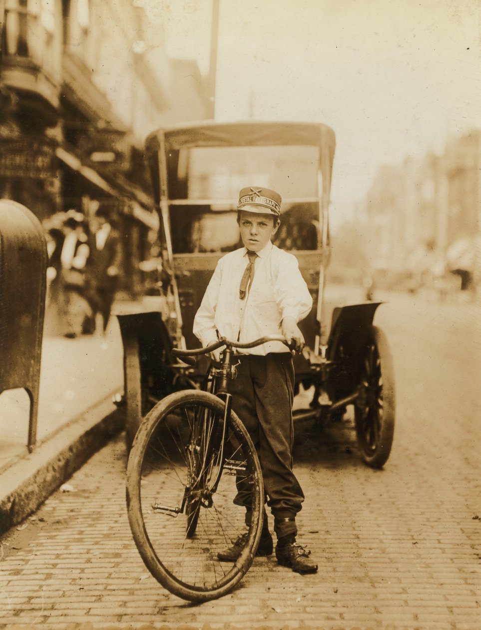 Jovem rapaz adolescente que trabalha como mensageiro da Postal Telegraph Company, Wilmington, Delaware, EUA, c.1910 de Lewis Wickes Hine