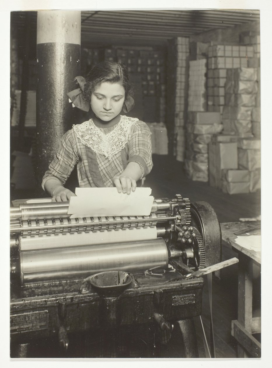 Jovem trabalhador numa fábrica de caixas de papel de Lewis Wickes Hine