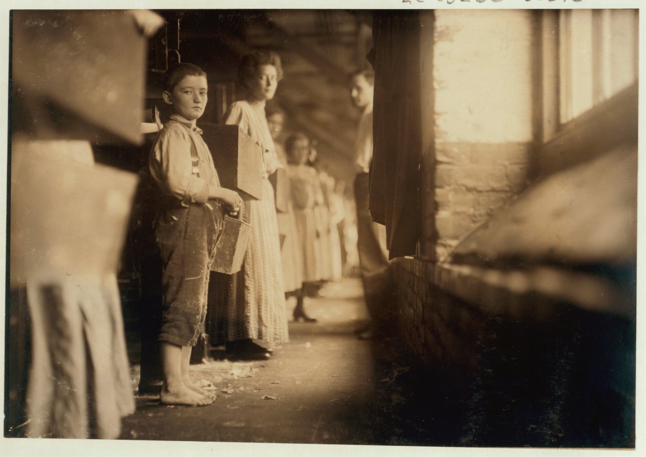Young doffer em Richmond spinning Mills, Chattanooga, Tennessee, 1910 de Lewis Wickes Hine