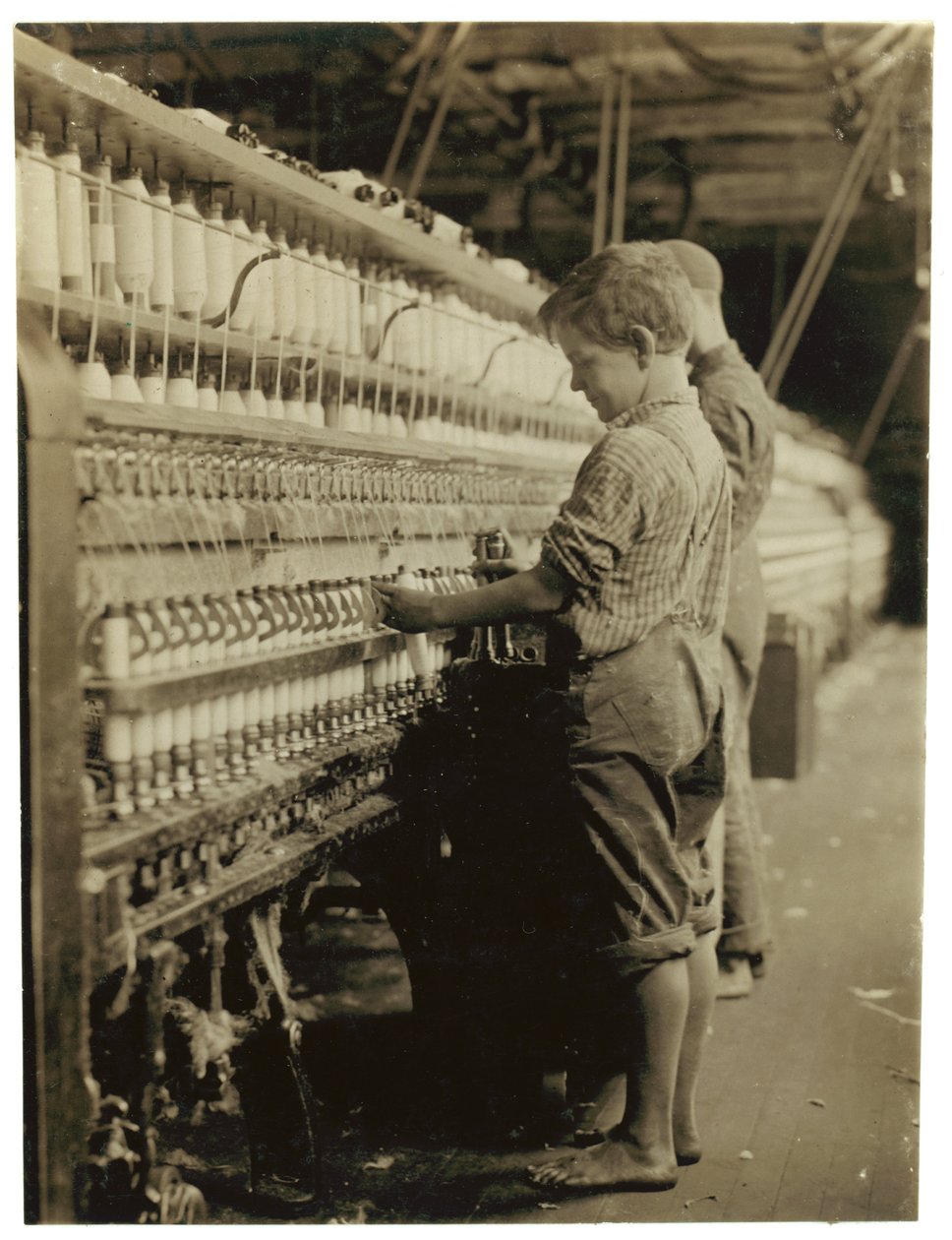 Jovens doffers substituindo bobinas cheias em North Pownal, Vermont, 1910 de Lewis Wickes Hine