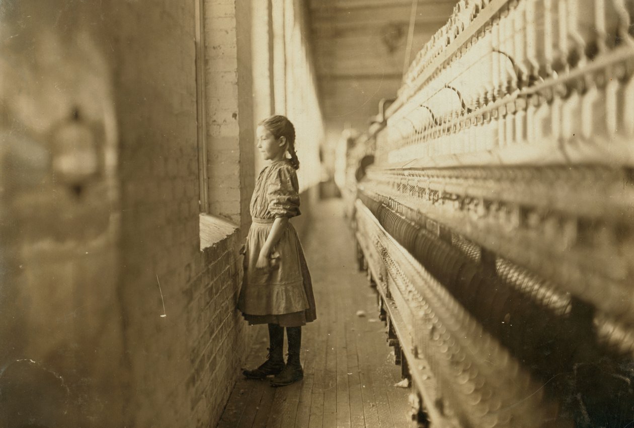 Menina trabalhando em um moinho, Lincolnton, Carolina do Norte, EUA, c.1908 (foto a p/b) de Lewis Wickes Hine