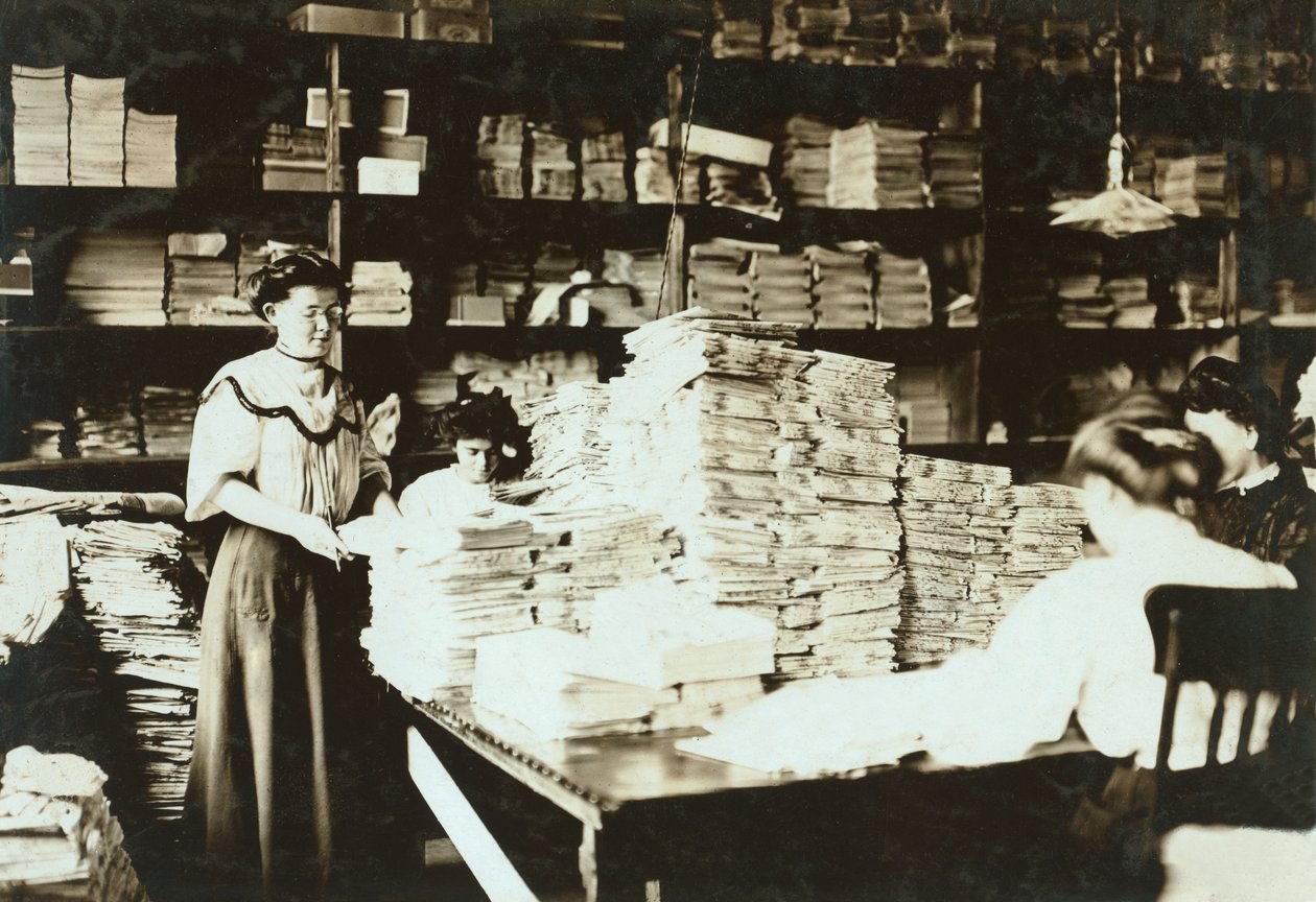 Mulheres jovens, classificando, papeis, em, um, despacho, c.1905 de Lewis Wickes Hine