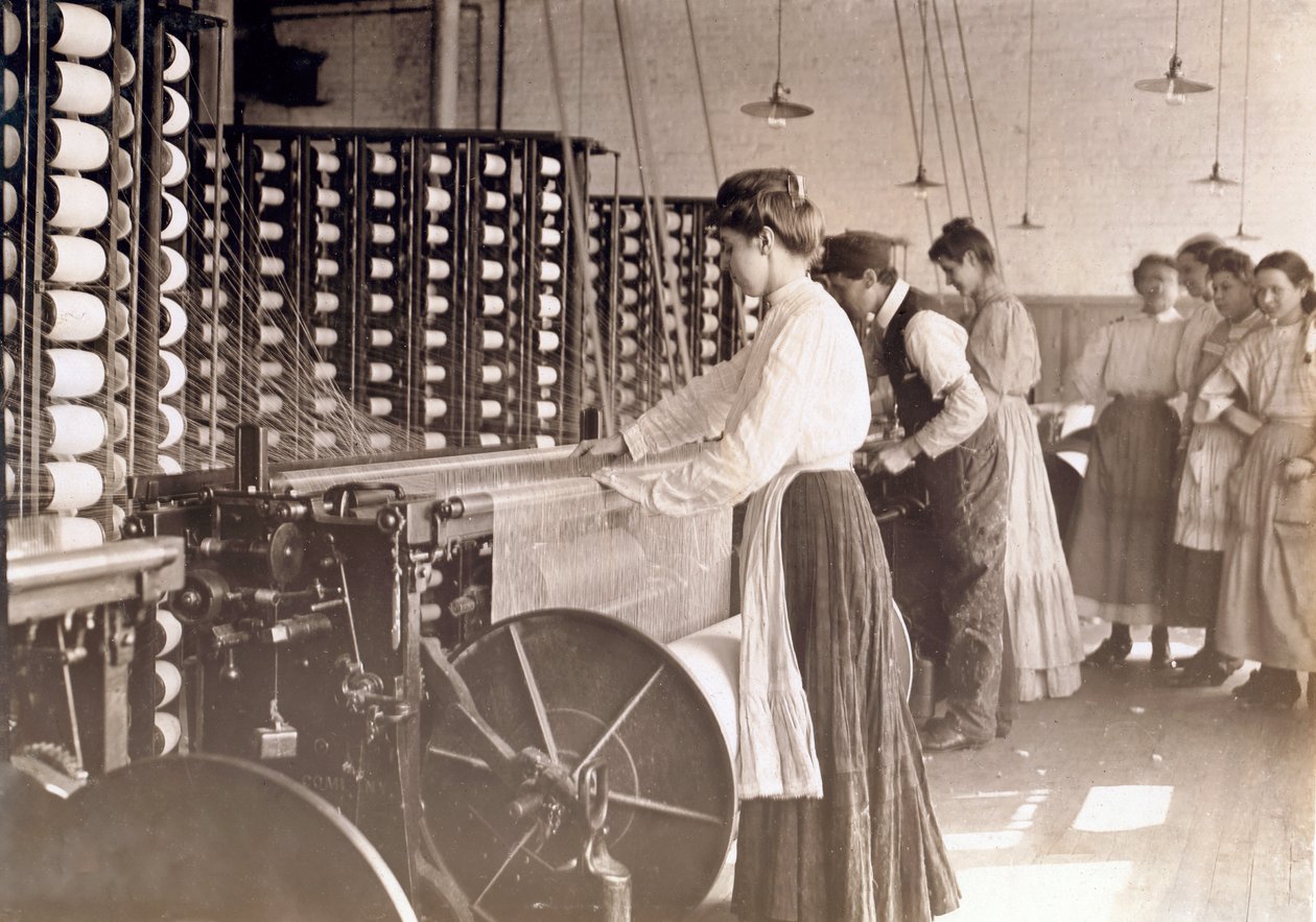 Mulheres jovens, trabalhando, em, um, máquina girando, em, um, moinho algodão, carolina sul, 1908 de Lewis Wickes Hine