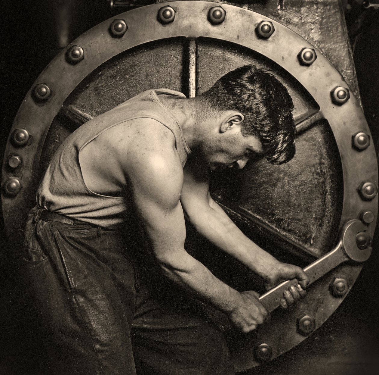 close-up de um mecânico de casa de força trabalhando na bomba de vapor c.1920 (foto) de Lewis Wickes Hine