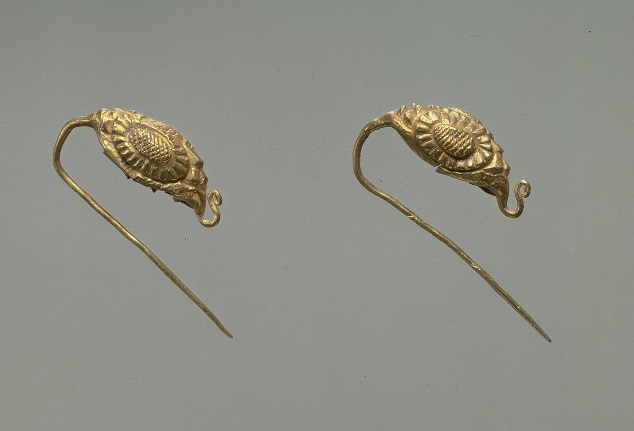 Par de brincos de ouro, dinastia Liao, do 10º ao 11º século de Liao Dynasty Chinese School