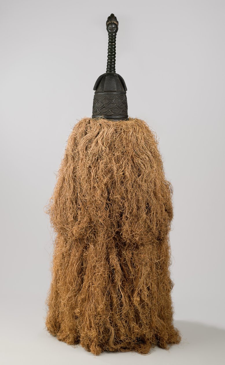 Máscara de capacete (Gbetu) com traje de ráfia, Gola, século 20 (madeira, pigmento, metal, ráfia) de Liberian Liberian