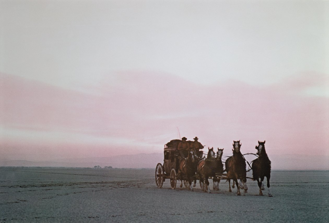 Uma diligência da Wells Fargo numa corrida publicitária moderna nas planícies do Oeste (foto) de Unbekannt Unbekannt