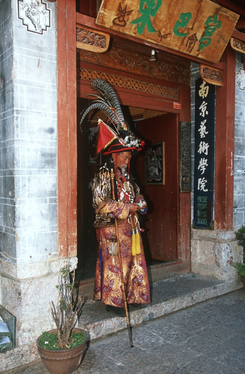 China, Yunnan, Lijiang, homem em traje tradicional Naxi de Unbekannt Unbekannt
