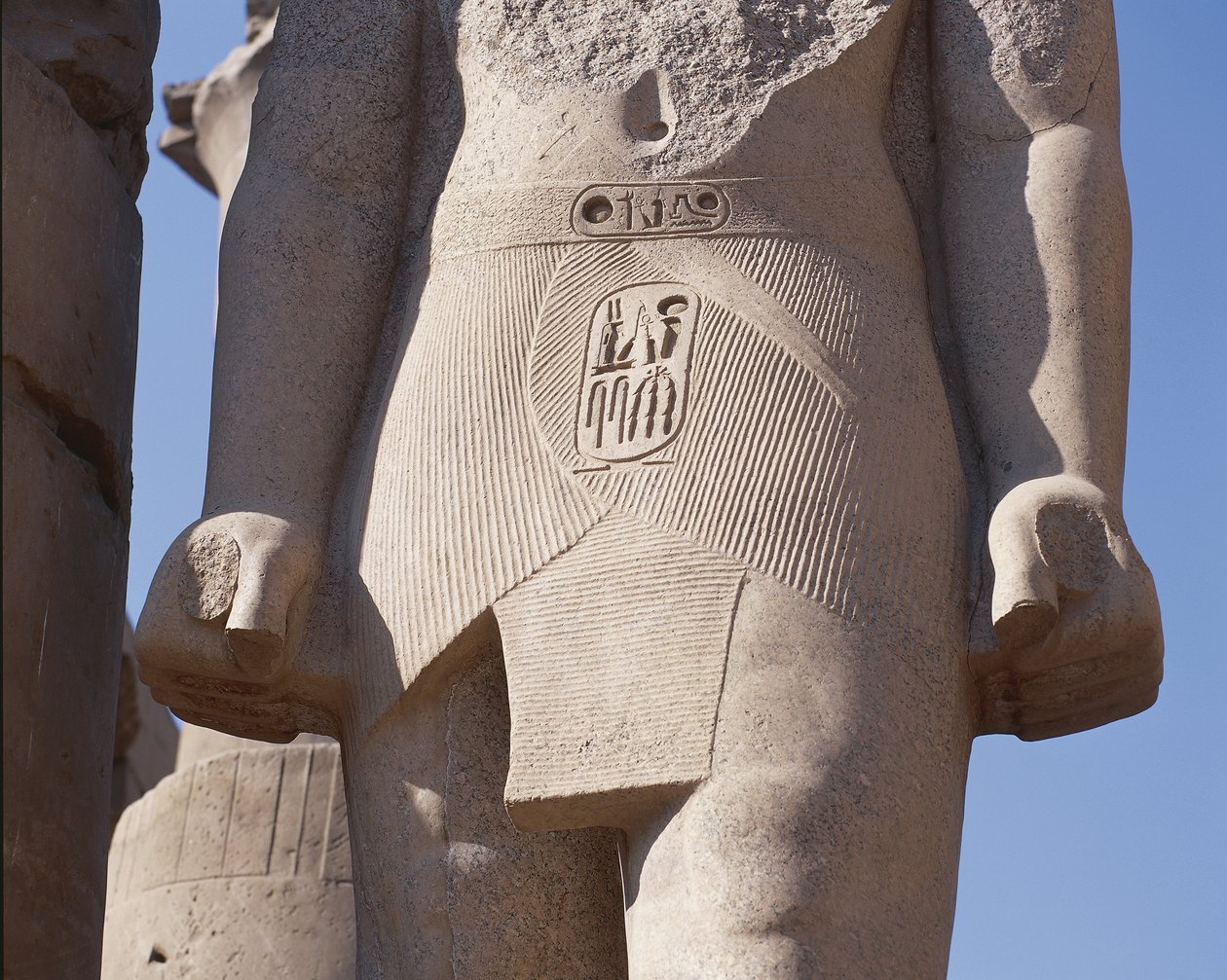 Detalhe da estátua colossal do faraó com cartucho do Tribunal de Ramsés II de Unbekannt Unbekannt