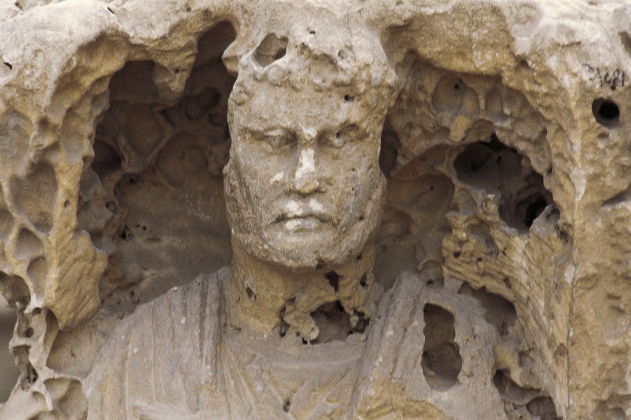 Egipto, Alexandria, Catacumbas de Kom-esh-Shuqafa, Interior do hipogeu, detalhe de uma estátua de Unbekannt Unbekannt