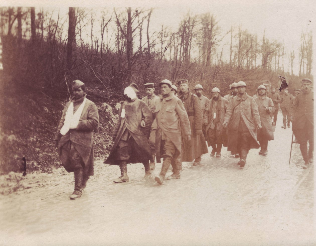 Fevereiro de 1917 - Verdun-Front prisioneiros franceses feridos acompanhados por soldados alemães de Unbekannt Unbekannt