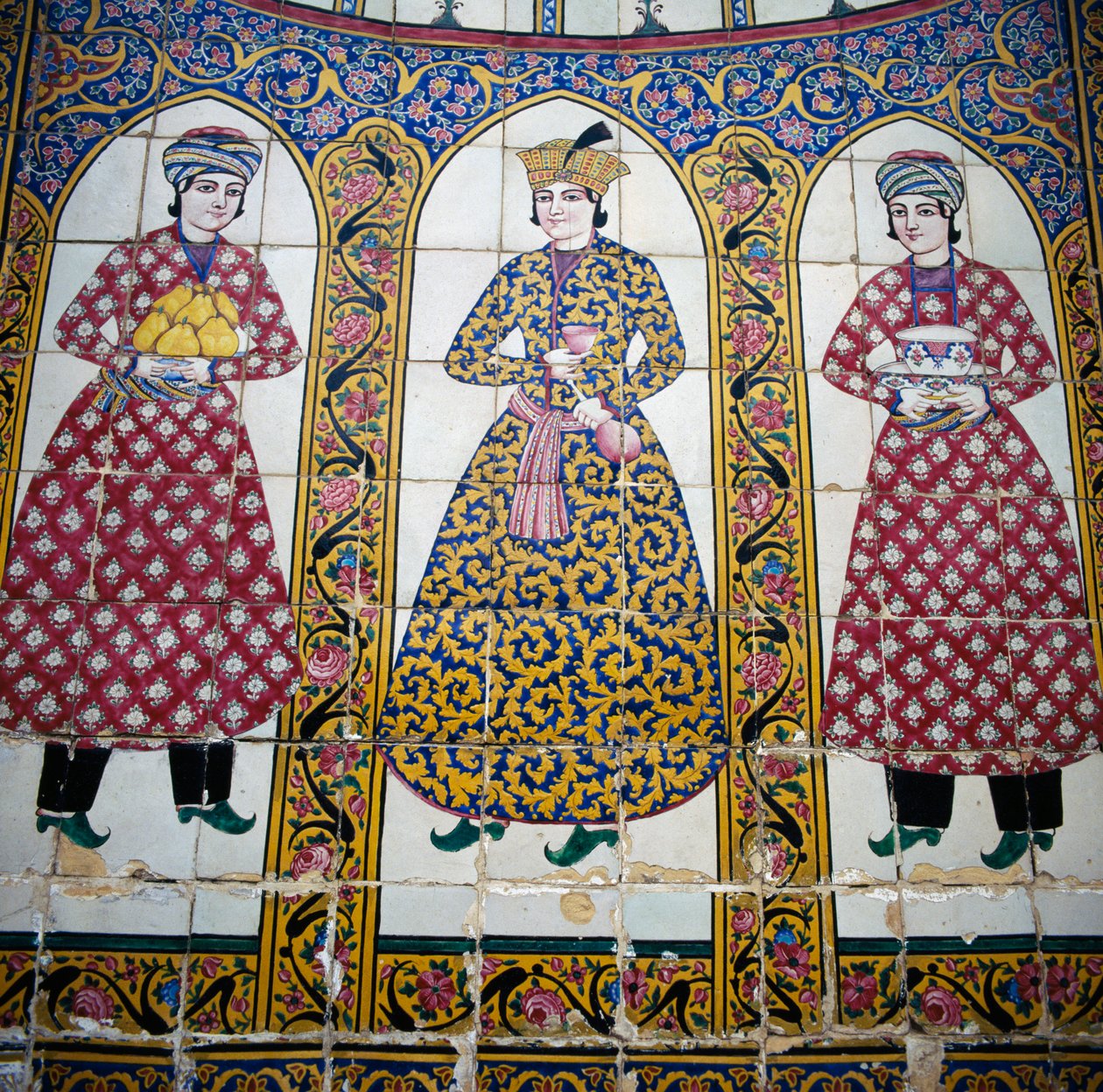 Figuras femininas em vestido tradicional persa, decoração majolica, casa Qavam também conhecida como Narenjestan e Ghavam de Unbekannt Unbekannt