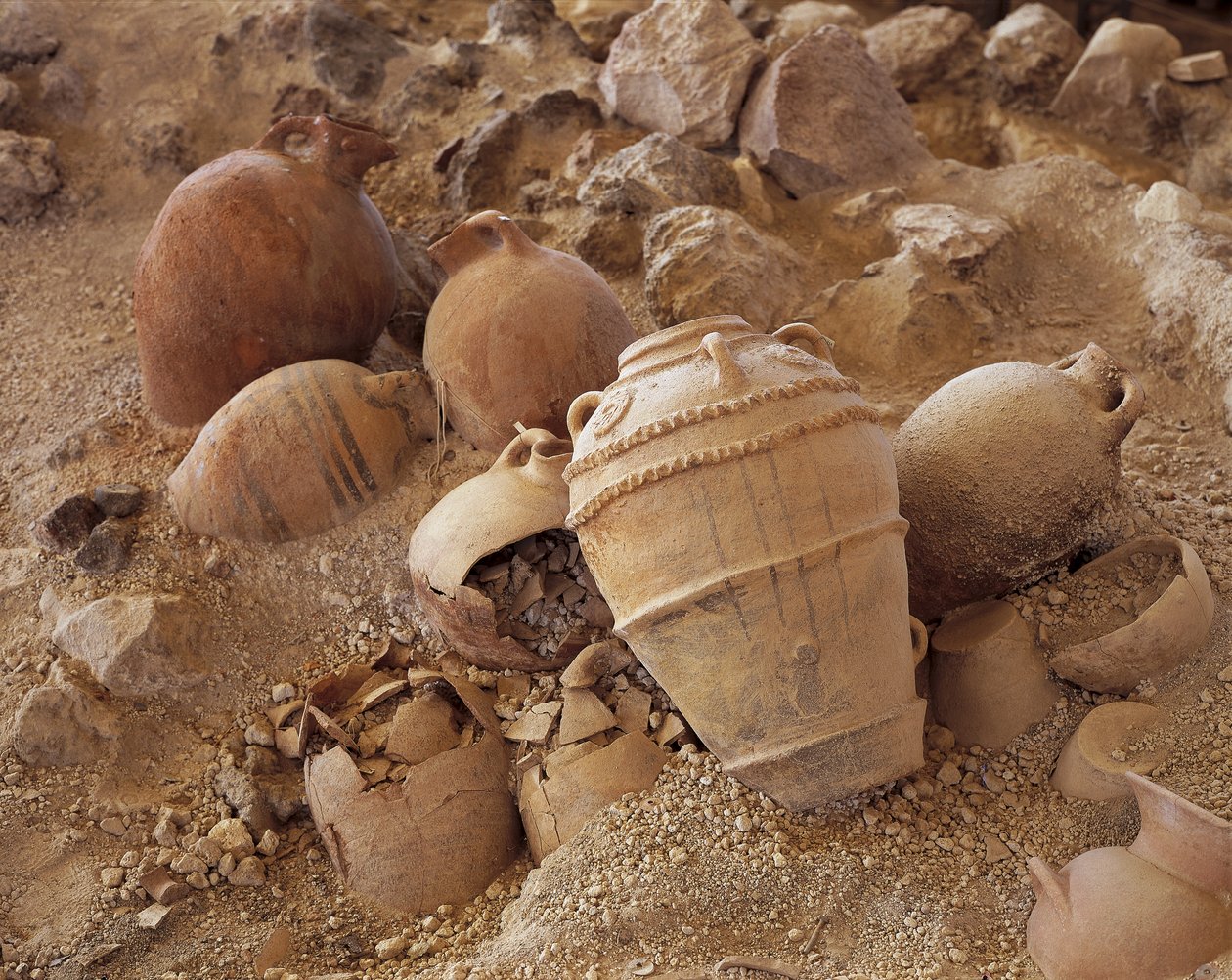 Vista em ângulo elevado das ânforas danificadas, Akrotiri de Thera, Akrotiri, Santorini, Ilhas Cíclades, Egeu do Sul, Grécia de Unbekannt Unbekannt