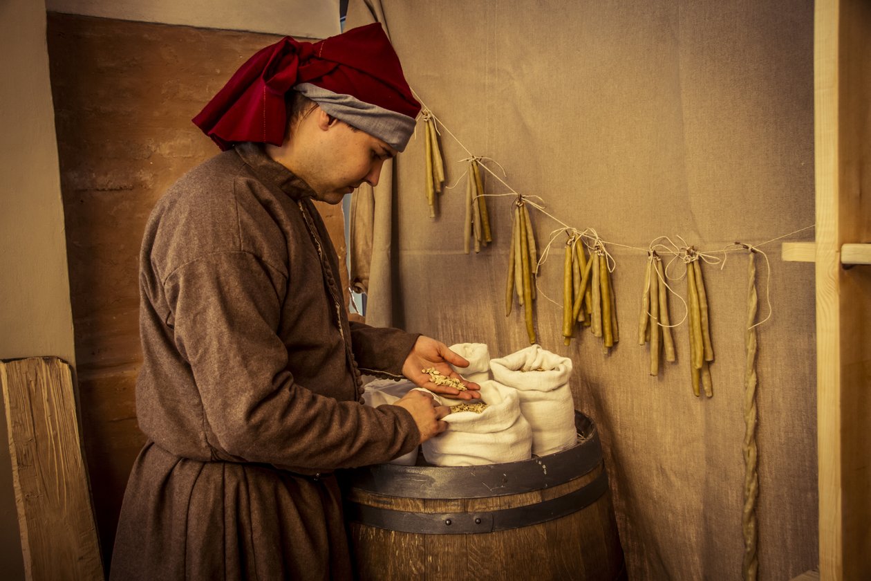 Reencenação histórica: Velas e sacos de trigo, centeio e cevada no boticário de Diotaiuti, Imola, Itália, meados do século XIV (foto) de Unbekannt Unbekannt