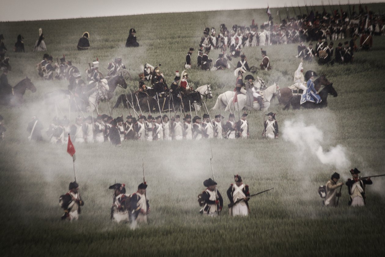 Reencenação histórica: Infantaria, cuirassiers e oficiais do exército francês no campo de batalha, Guerras Napoleónicas de Unbekannt Unbekannt