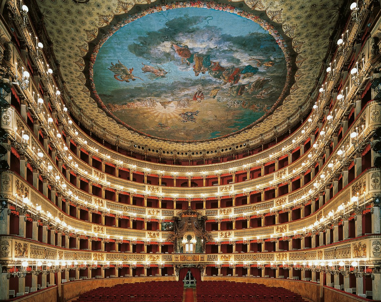 Vista interior do palco do Teatro San Carlo em Nápoles de Unbekannt Unbekannt