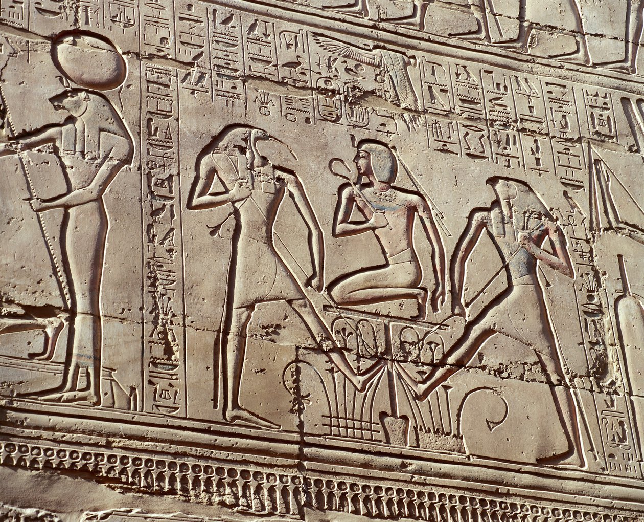 Relevos de paredes interiores representando oferendas às divindades, detalhe mostrando o jovem Ramsés II com divindades Thoth e Horus de Unbekannt Unbekannt