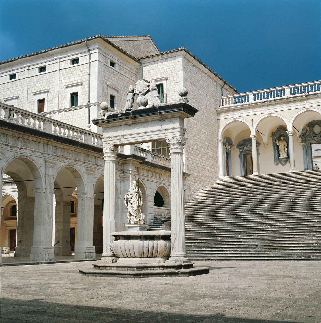 Itália, Região Lazio, Província de Frosinone, Cassino, Abadia de Monte Cassino, escadaria principal e poço de Unbekannt Unbekannt