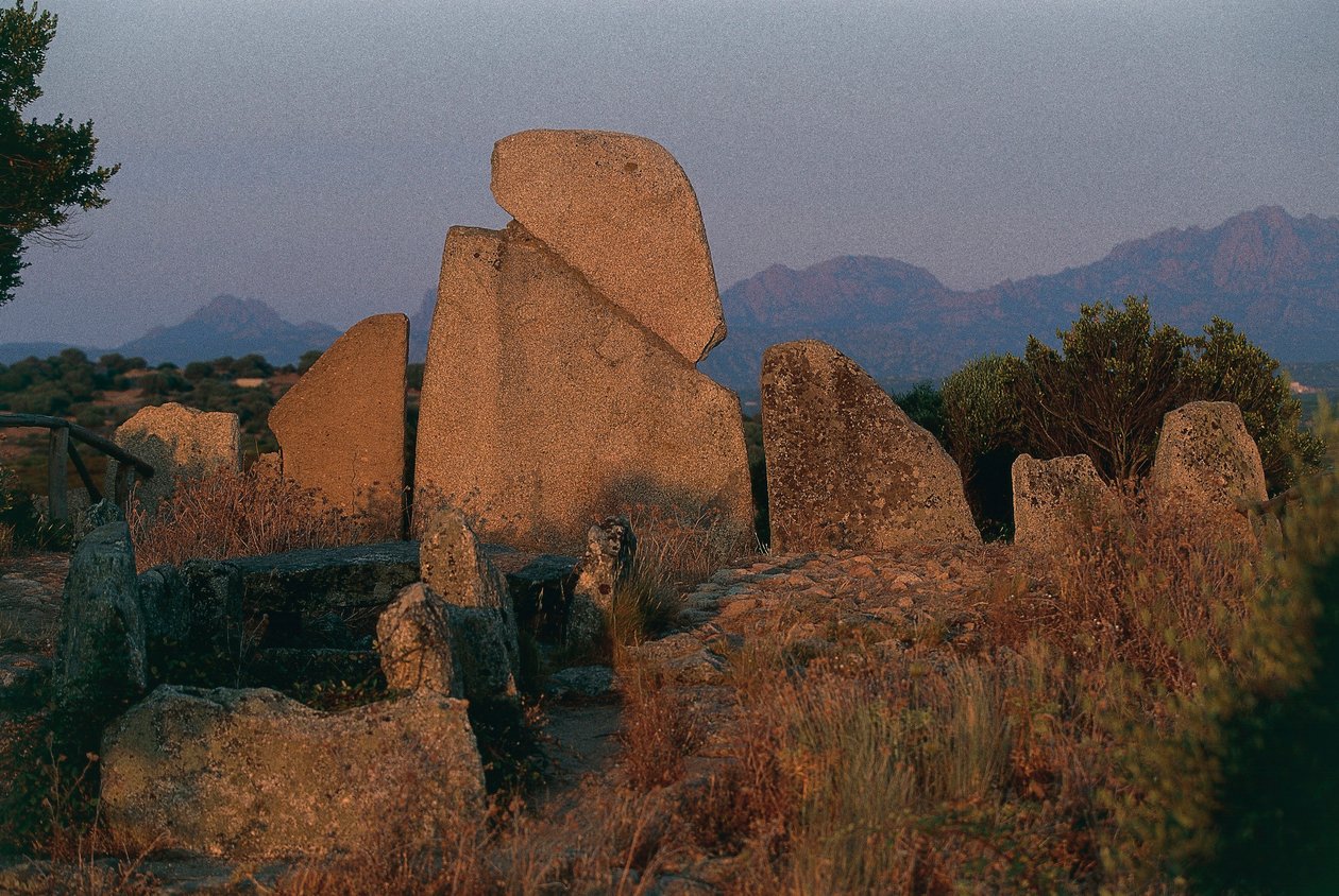 Itália, Sardenha, Arzachena, província de Olbia-Tempio, túmulo de Li Longhi Giants, vista traseira de Unbekannt Unbekannt