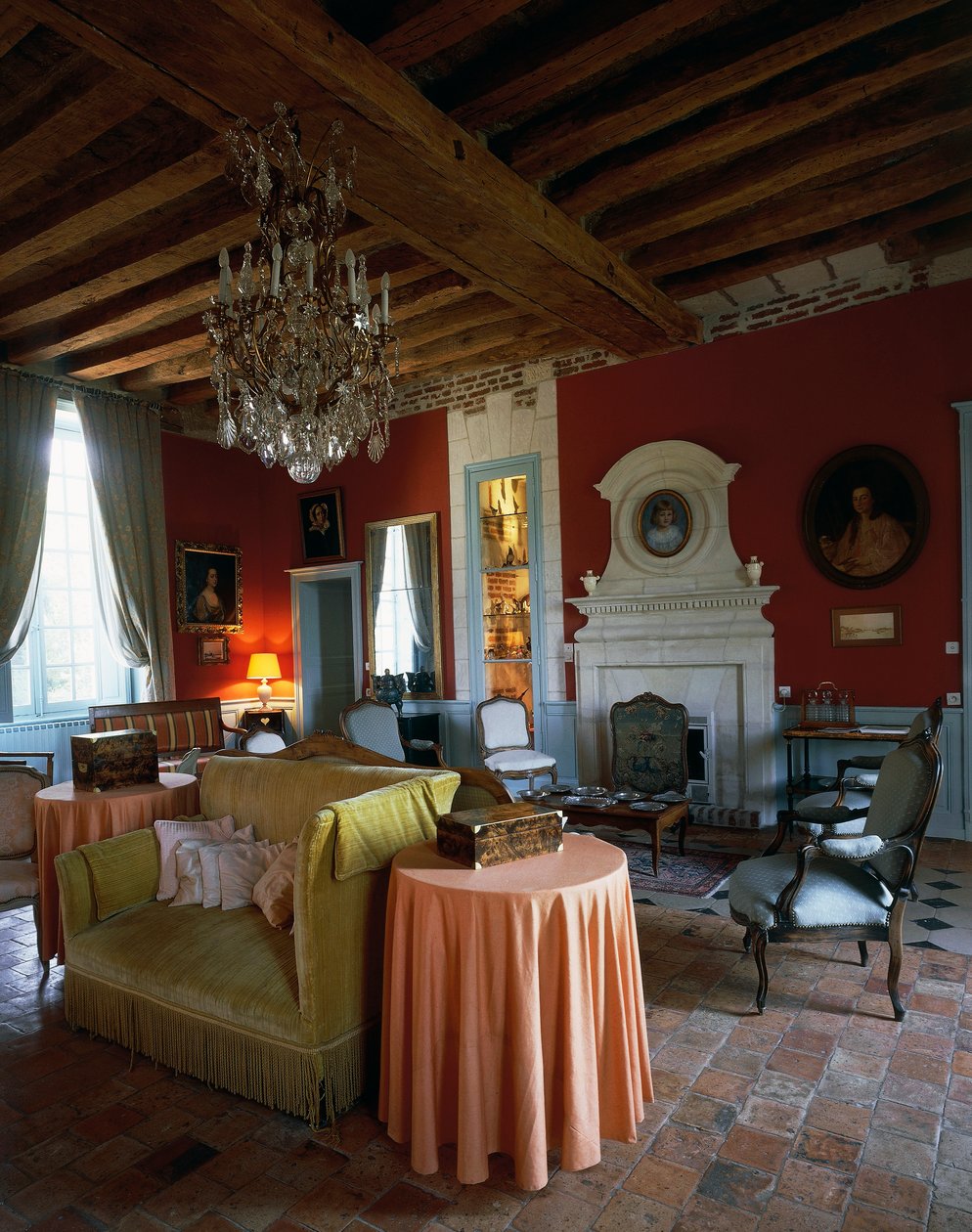 Sala com teto com vigas e móveis em estilo Luís XV e Luís XVI, Castelo de Reaux, Chouze-sur-Loire, Indre-et-Loire, França (foto) de Unbekannt Unbekannt
