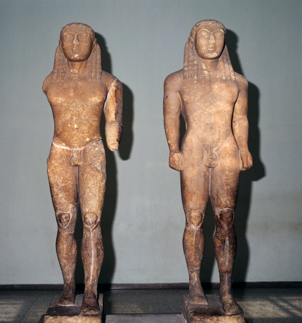 Estátuas de mármore representando os irmãos Kleobis e Biton, civilização grega, século VI a.C. de Unbekannt Unbekannt