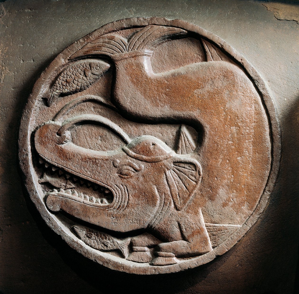 Medalhão com animal marinho de cabeça de elefante devorando peixes, relevo de Stupa de Bharhut, monumento budista, Madhya Pradesh, Índia, Civilização Indiana, século II a.C. de Unbekannt Unbekannt