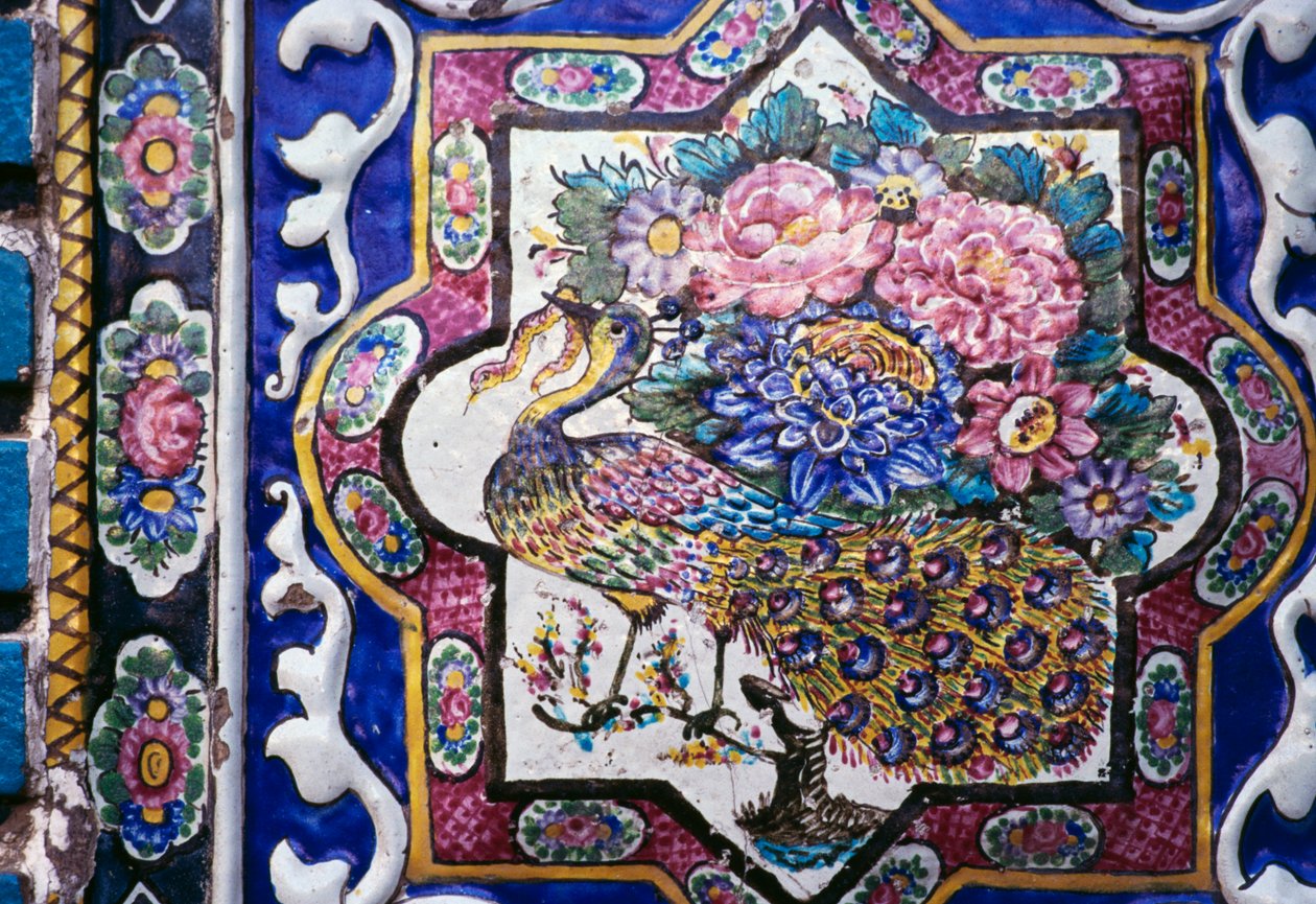 Pavão e flores, decoração de azulejos policromados em Tekyeh Mo
