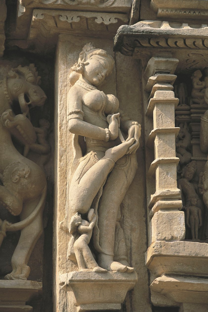 Alívio retratando um Surasundari (beleza celestial), templo Parshvanatha, grupo de monumentos Khajuraho (Lista do Patrimônio Mundial da UNESCO) de Unbekannt Unbekannt