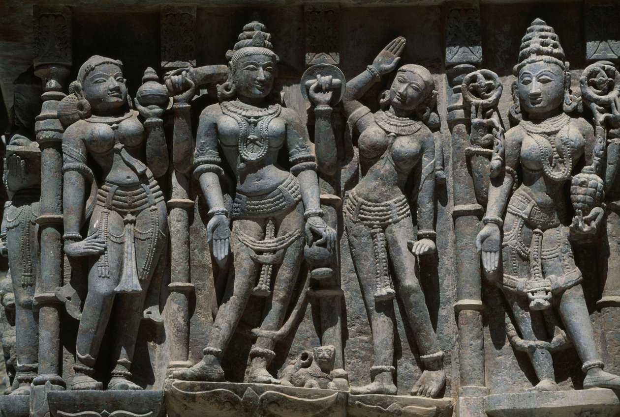 Alívio representando figuras femininas, templo Adishvara, Vimalavasi Tuk, complexo temático na colina Shatrunjaya, Palitana, Gujarat, Índia de Unbekannt Unbekannt