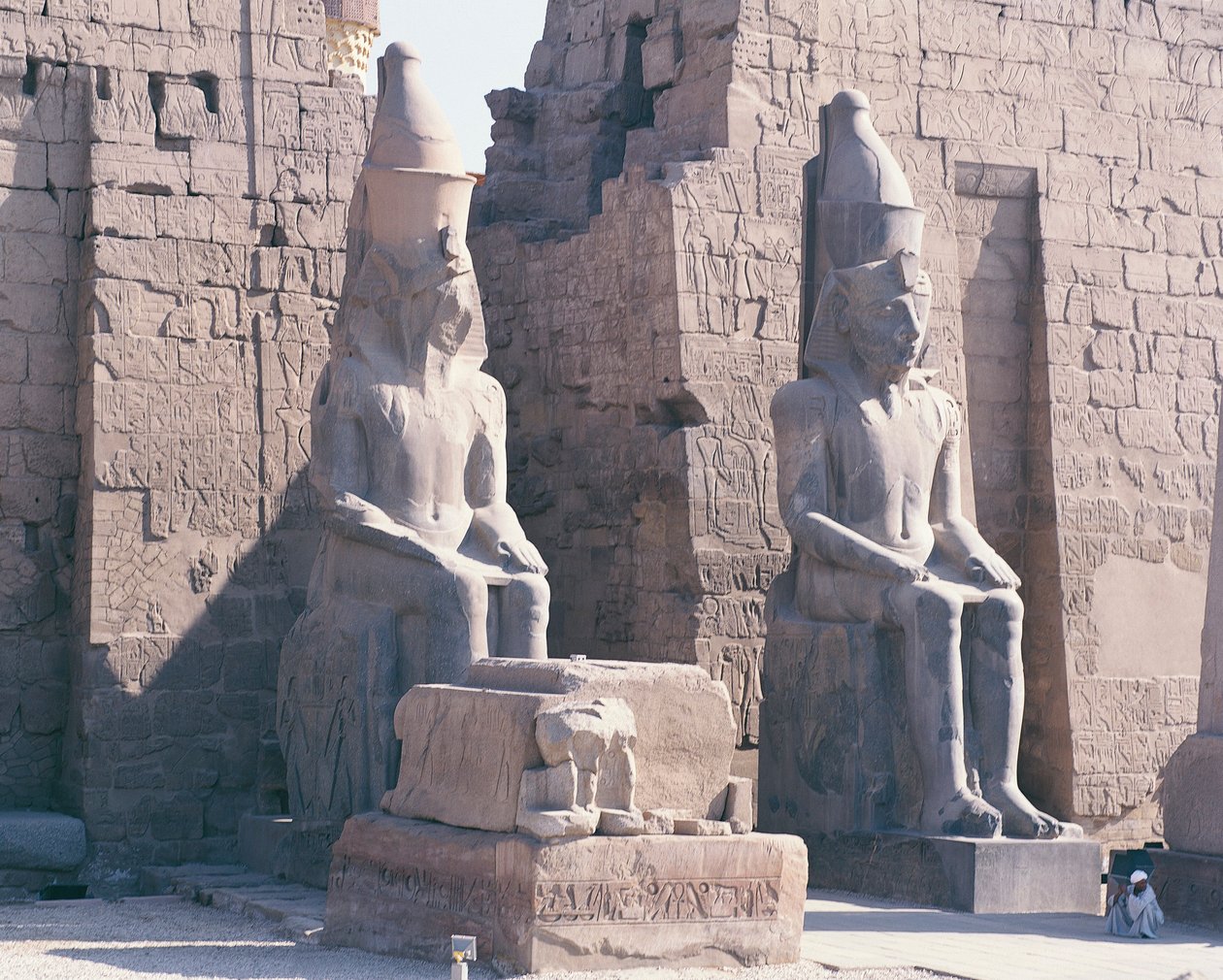Templo de Luxor, pilão de Ramsés II, duas estátuas colossais do rei de Unbekannt Unbekannt