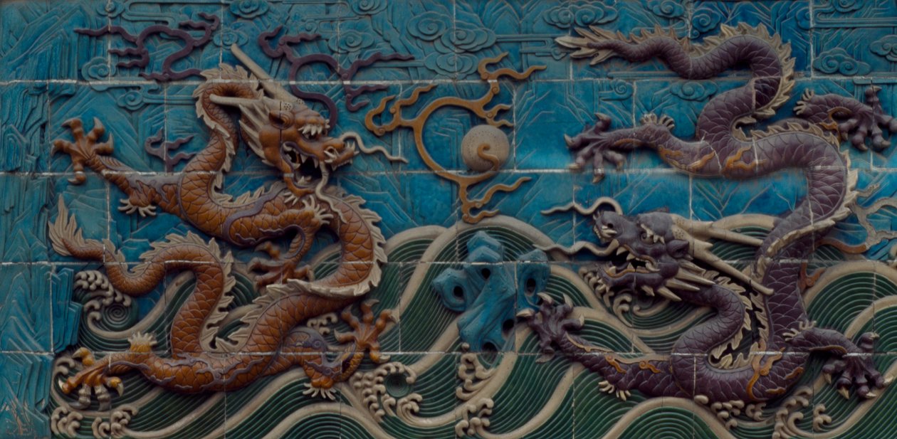 Dois dos dragões brincando com as pérolas flamejantes, majílica policromada, detalhe da Muralha dos Nove Dragões, Beihai Park, Pequim, China. A civilização chinesa de Unbekannt Unbekannt