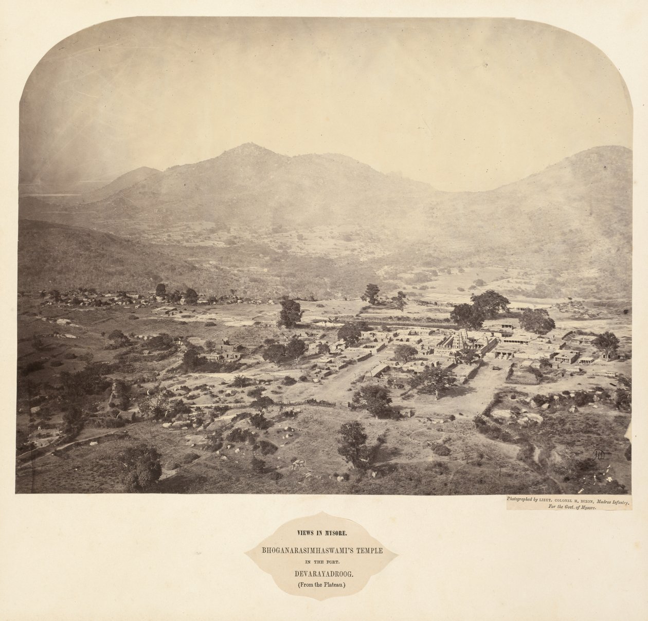 Vistas em Mysore: O templo de Bhoganarasimhaswami, no forte, Devarayadroog (do planalto) de Lieutenant Colonel Henry Dixon