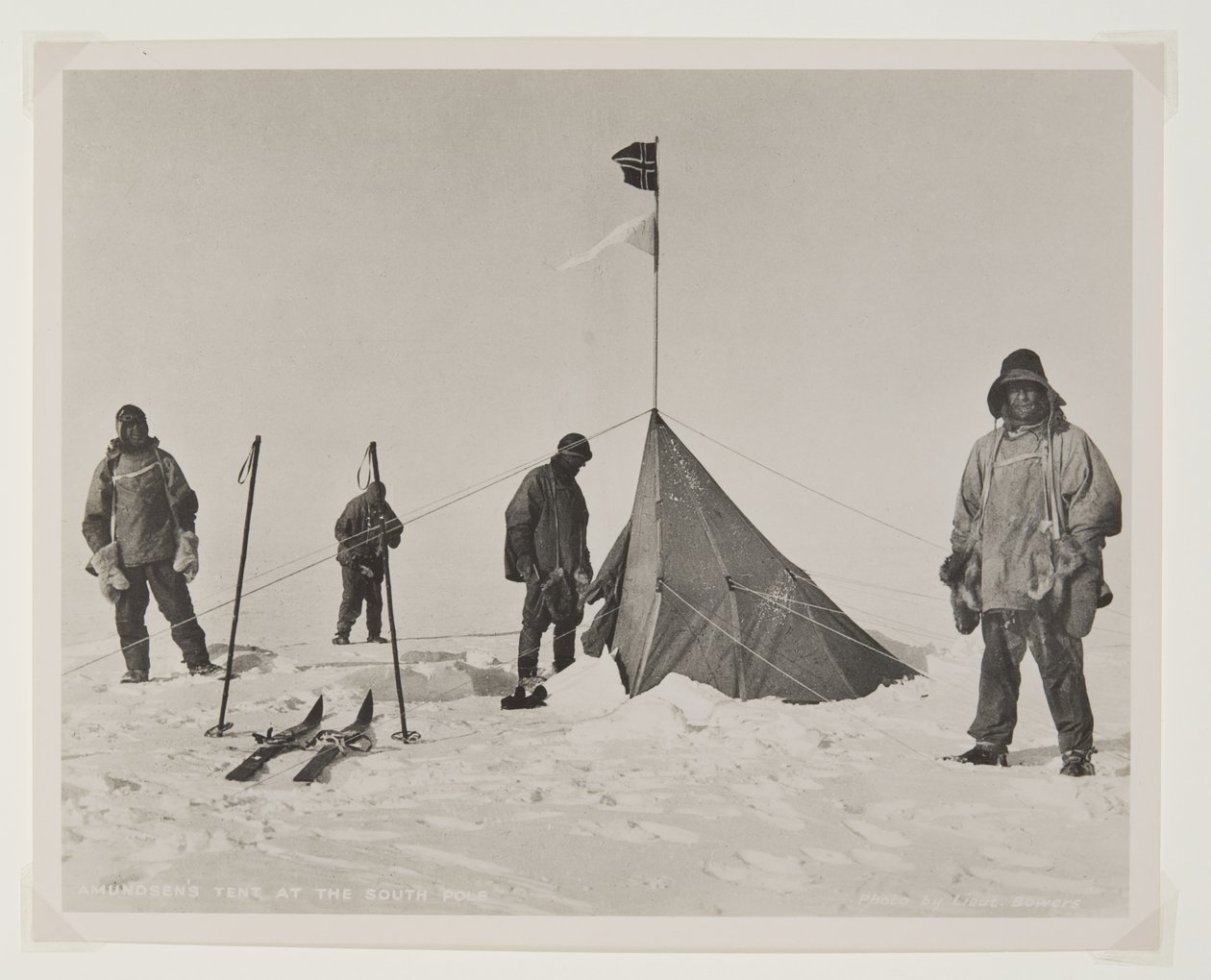 Tenda de Amundsen no Pólo Sul (impressão em brometo) de Lieutenant Henry Robertson  Bowers