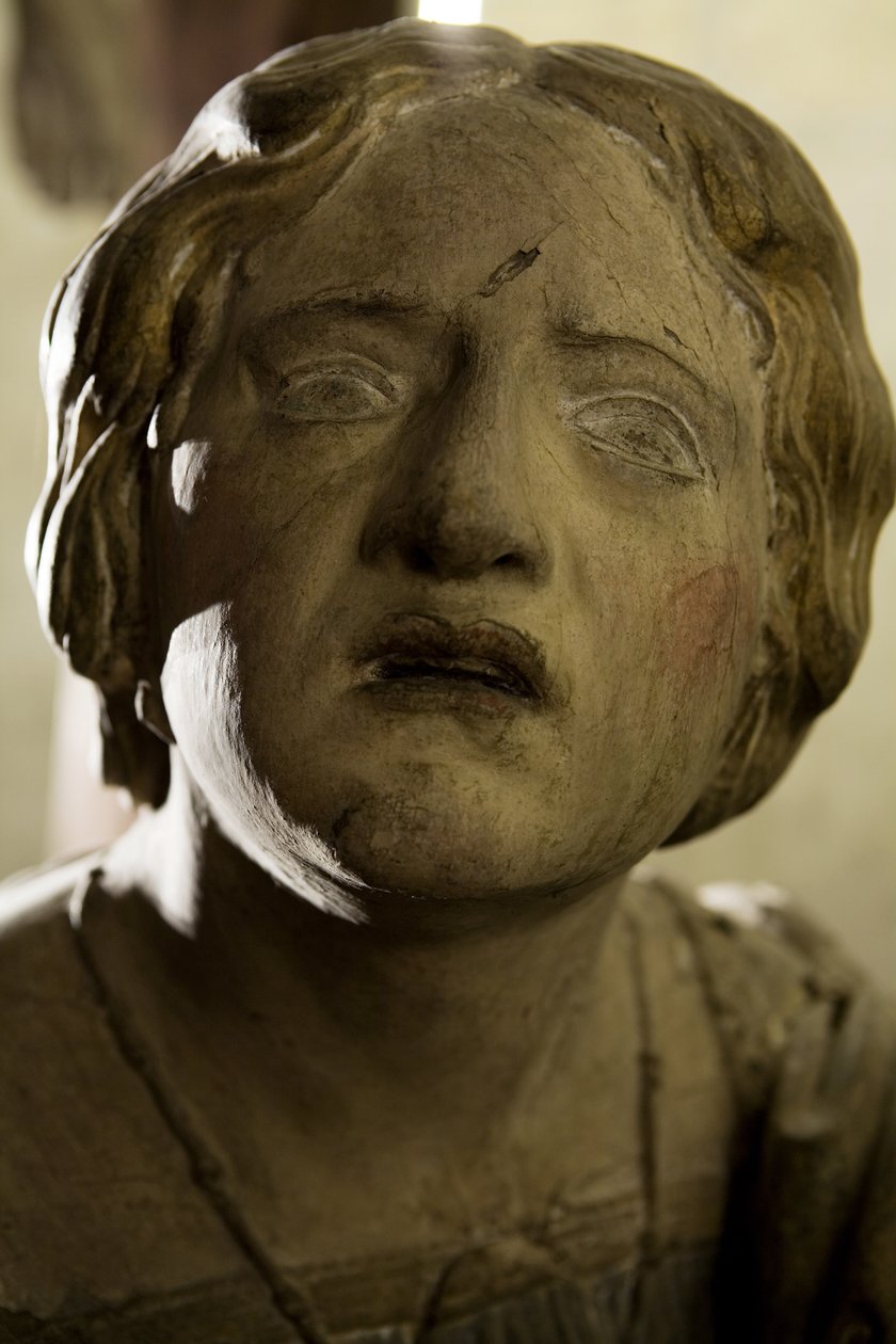 Calvário, detalhe de Maria Madalena, c.1530 pintado de madeira de Ligier Richier
