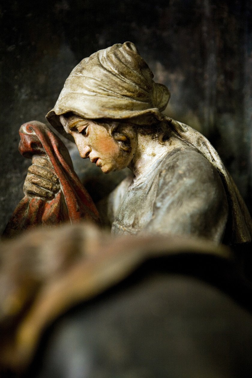 Peça de altar, painel direito, detalhe, A Deposição da Cruz (pedra pintada) de Ligier Richier