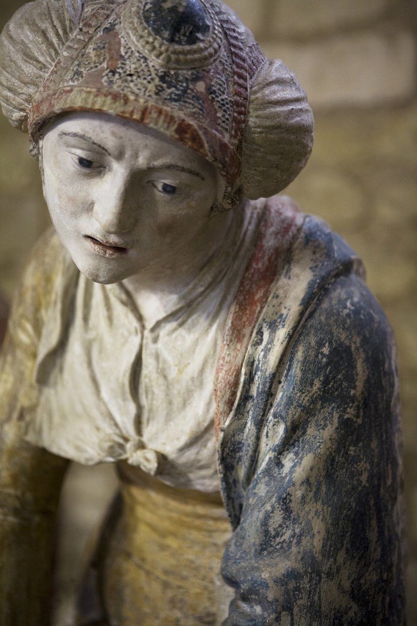 Mulher santa em um capô (pedra pintada) de Ligier Richier