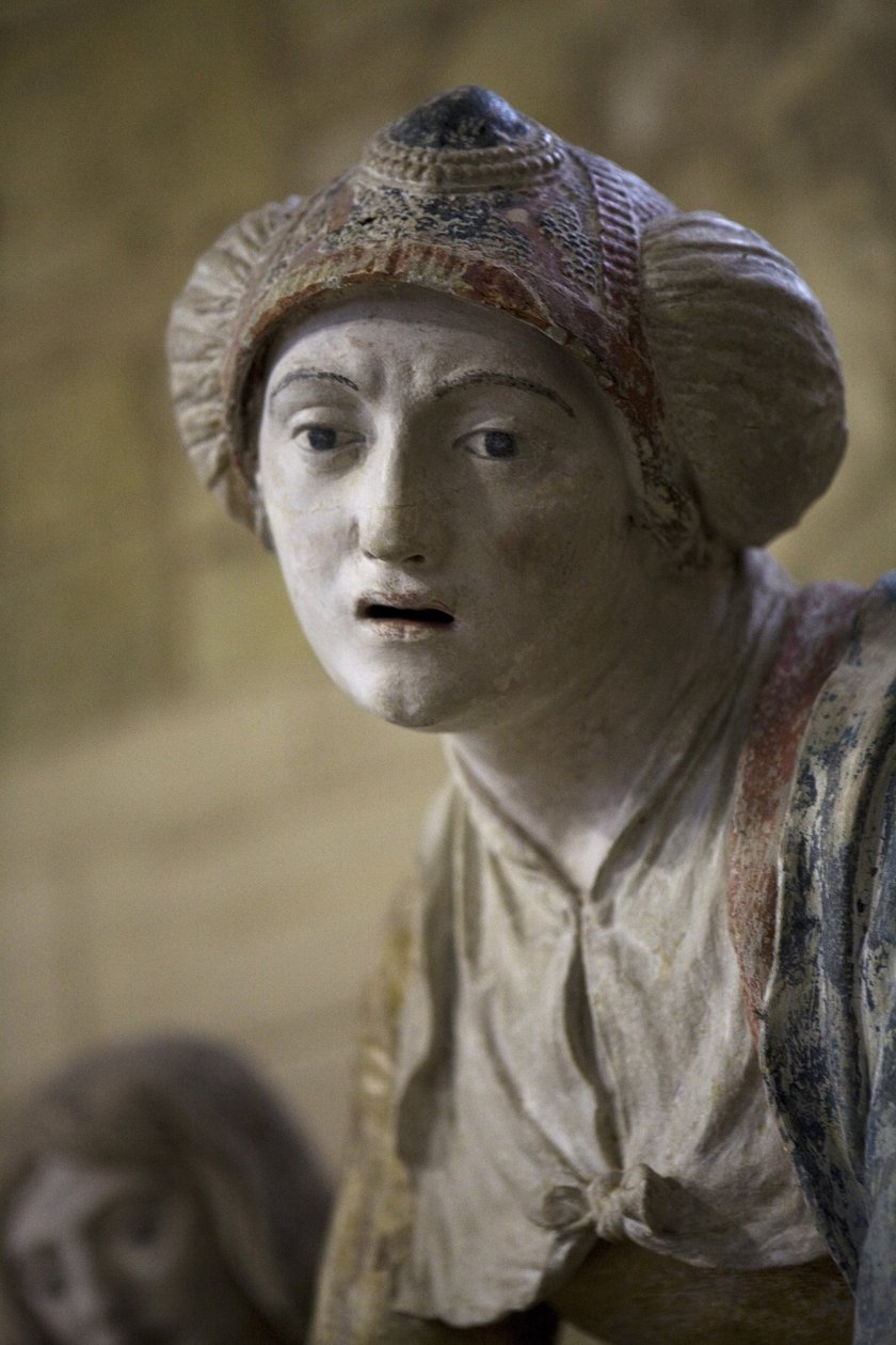 Mulher santa em um capô (pedra pintada) de Ligier Richier