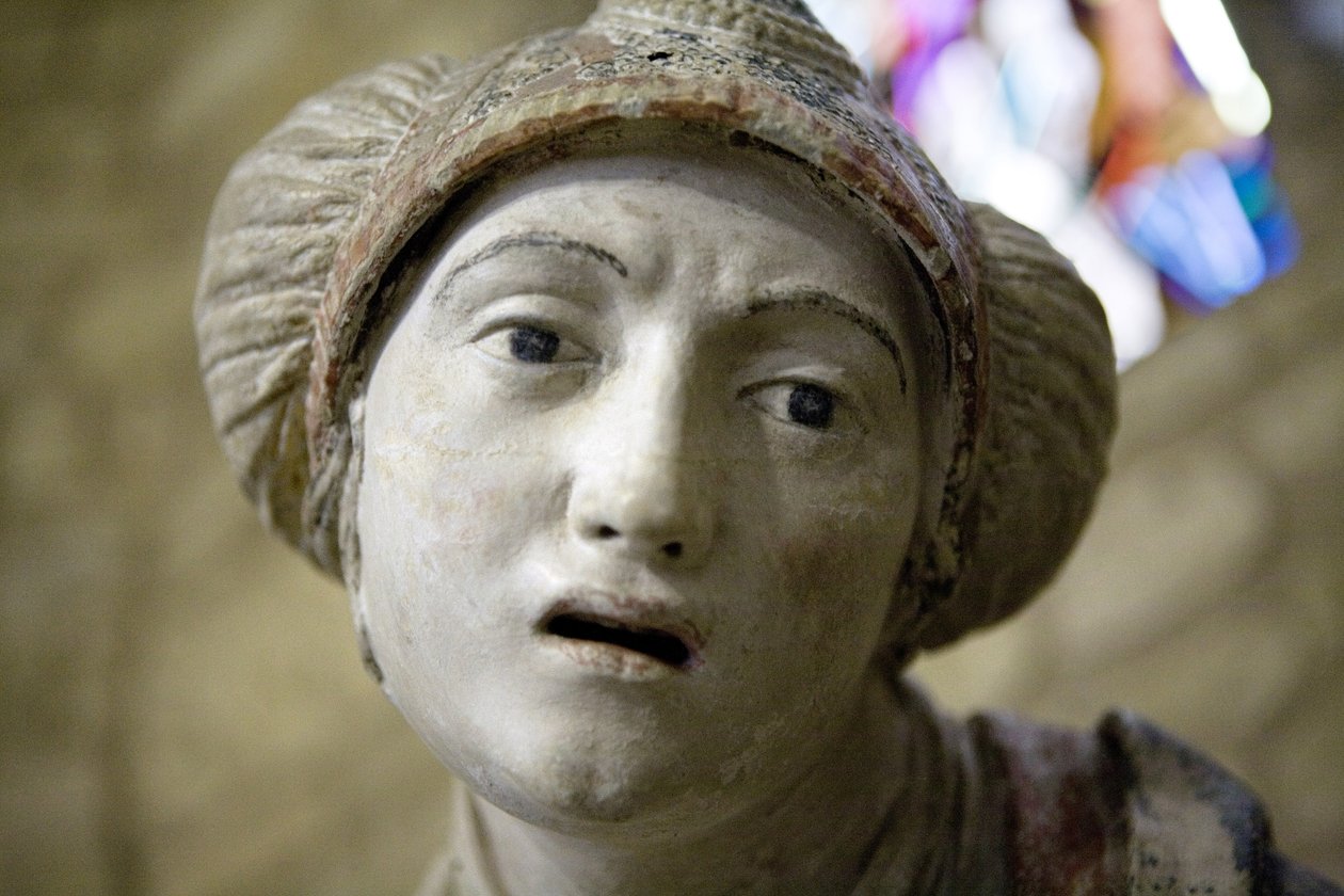 Mulher santa em um capô (pedra pintada) de Ligier Richier