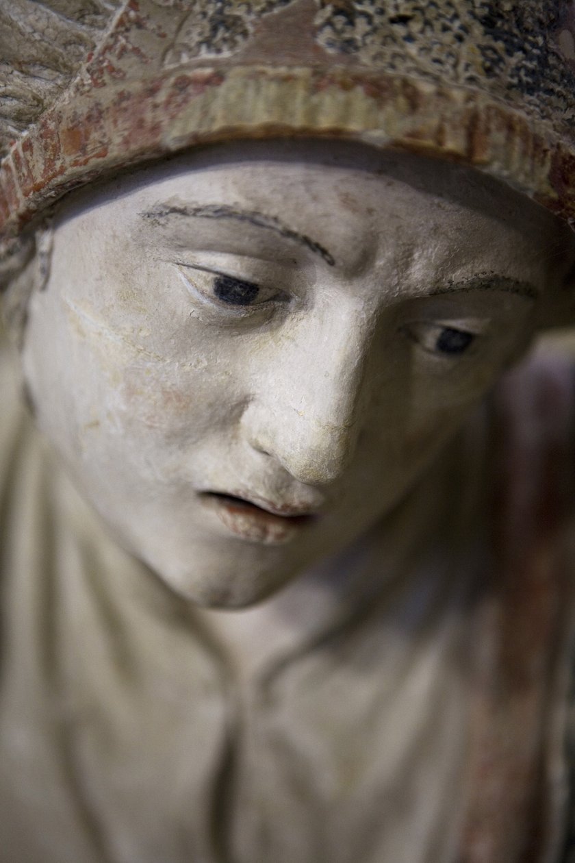 Mulher santa em um capô (pedra pintada) de Ligier Richier