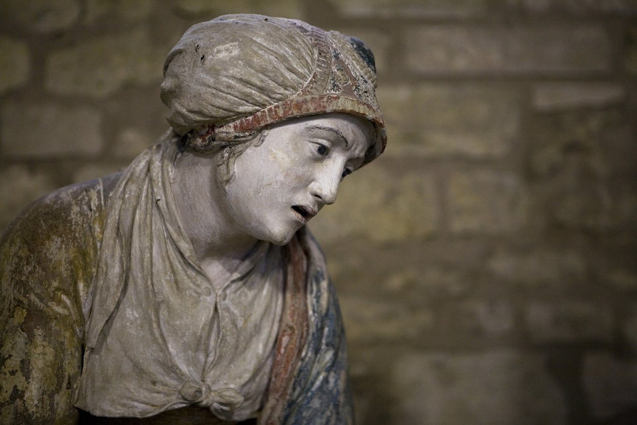 Mulher santa em um capô (pedra pintada) de Ligier Richier