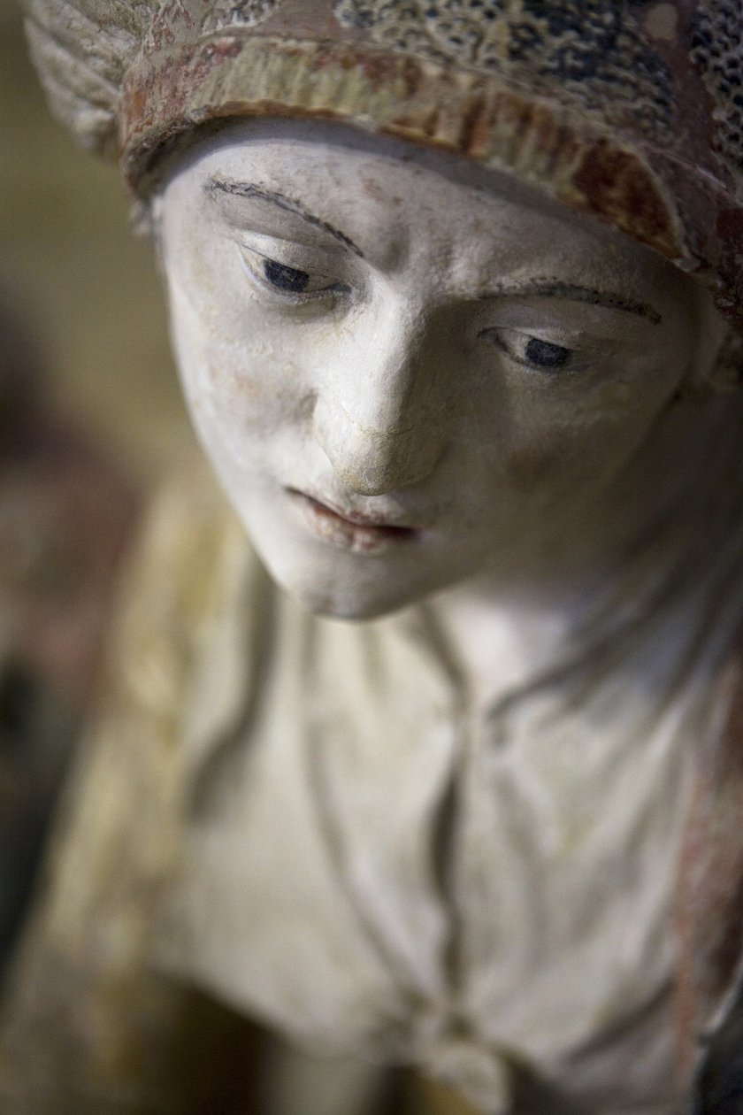 Mulher santa em um capô (pedra pintada) de Ligier Richier