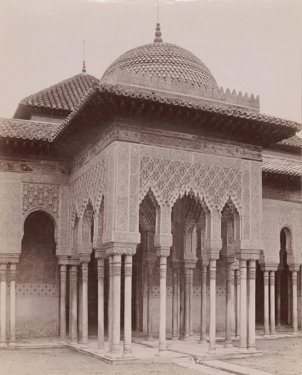 [Pátio dos Leões, Alhambra, Granada], 1880-90. de Likely Sebastiano Tassinari.