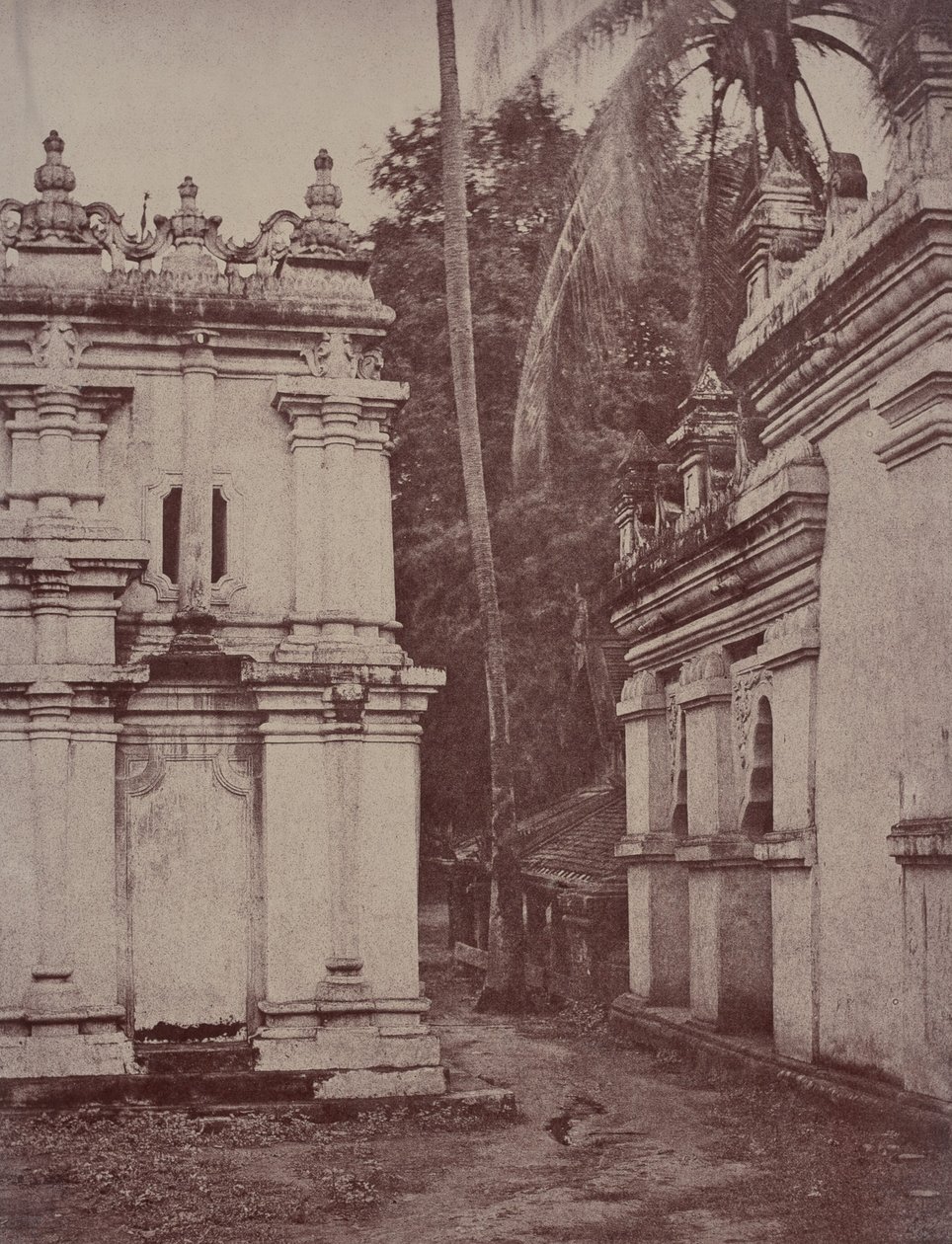 Amerapoora: Vista entre os pagodes perto da estátua de Linnaeus Tripe
