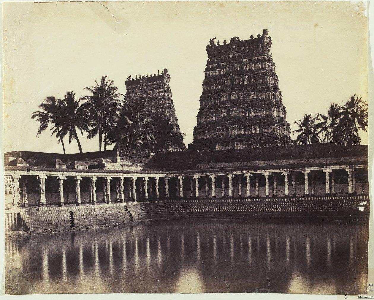 Madura O Grande Pagode, Mootoo Alaghur e East Gopurum de Tank, 1858 (albumen print de papel encerado negativo) de Linnaeus Tripe
