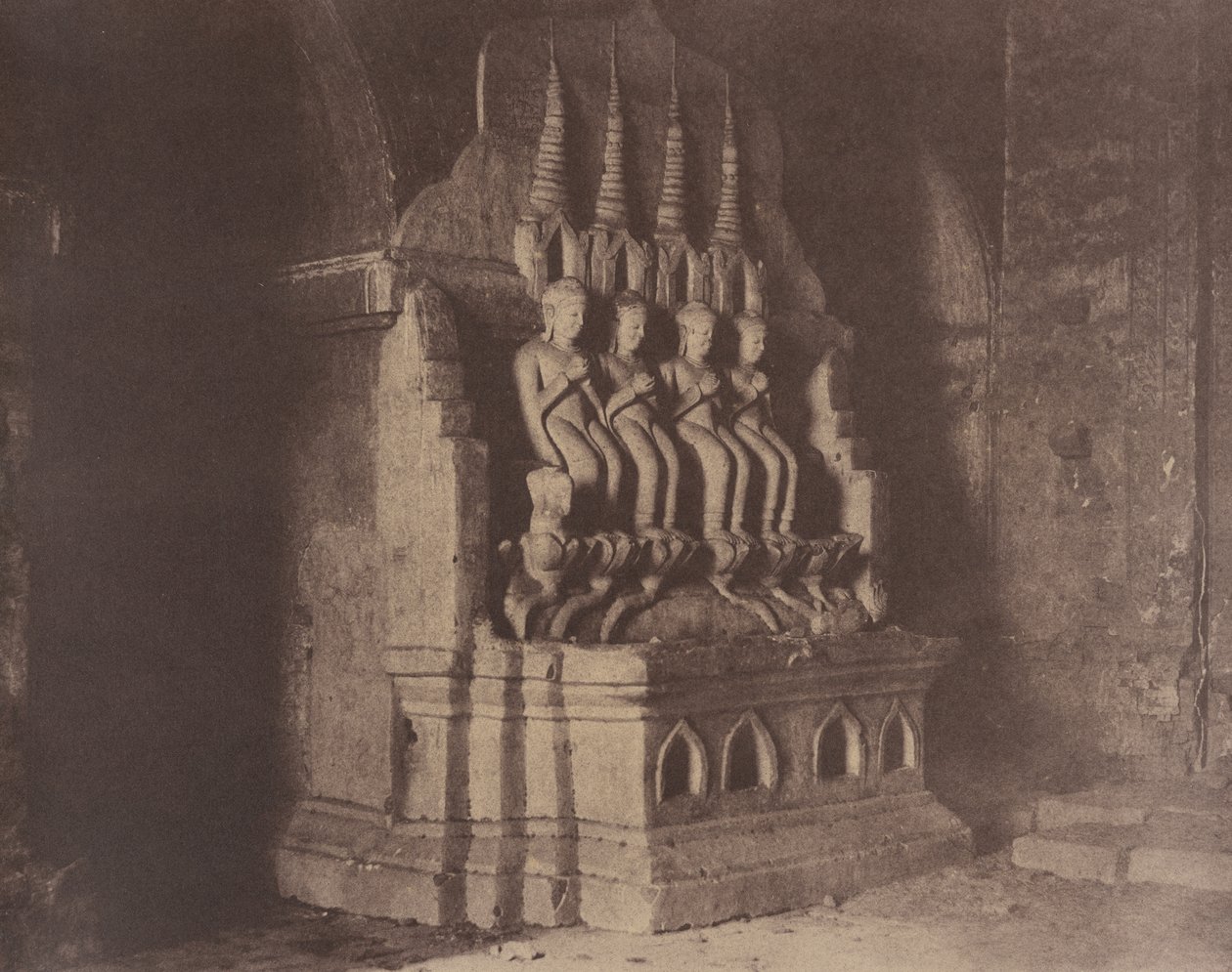 N.º 23. Pugahm Myo [Pagão]. Figuras no Pagode de Damayangyee [Dhamma-yan-gyi]. de Linnaeus Tripe