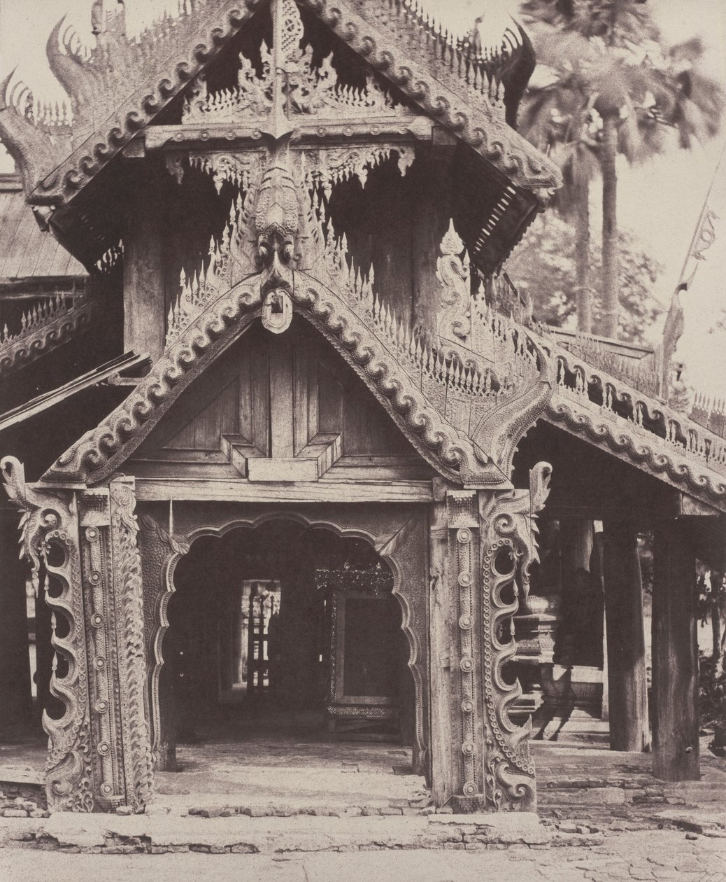 Pugahm Myo: Porta esculpida no pátio do Pagode Shwe Zeegong, 20-24 de agosto ou 23 de outubro de Linnaeus Tripe