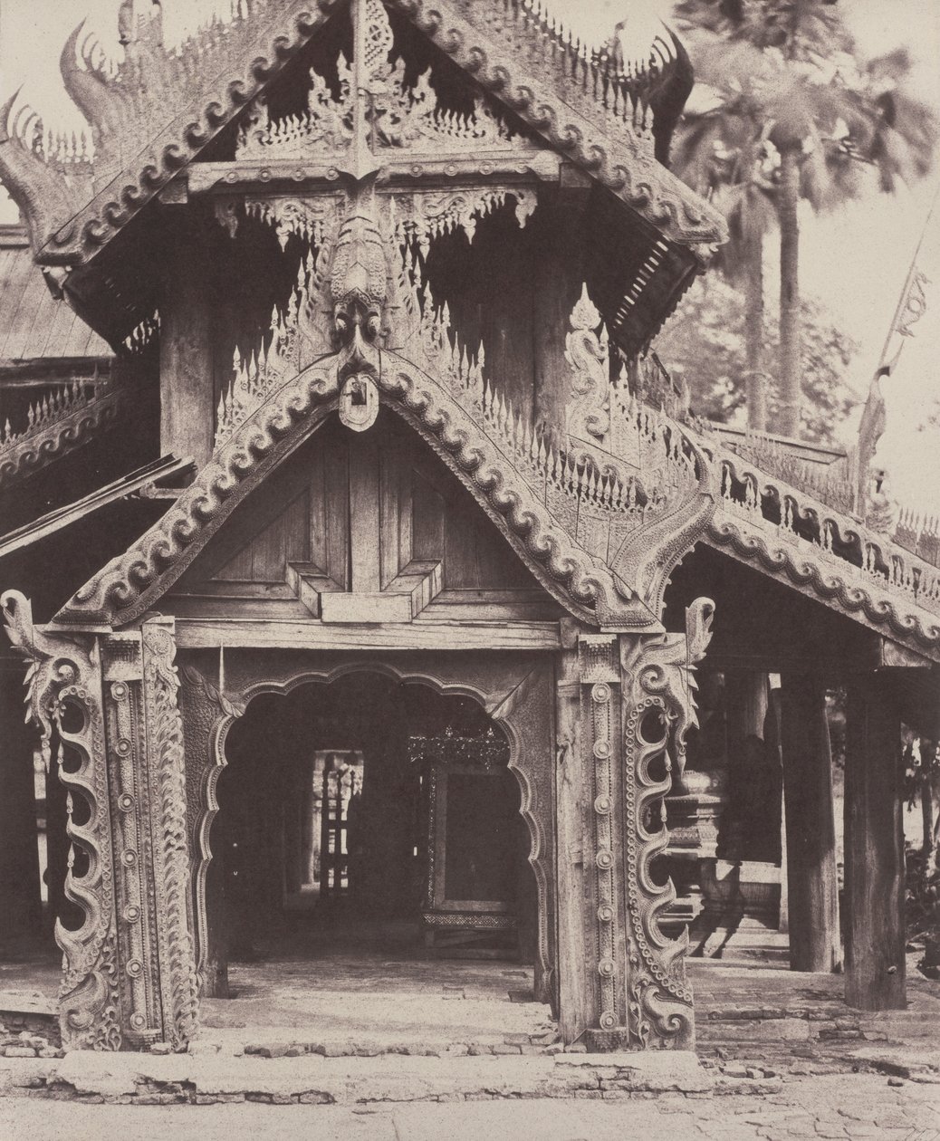 Pugahm Myo: entrada esculpida no pátio de Shwe Zeegong Pagoda de Linnaeus Tripe