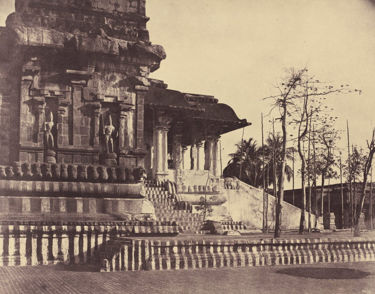 Tanjore: Grande Pagode, entrada com vista para o exterior, março-abril de 1858 (foto) de Linnaeus Tripe