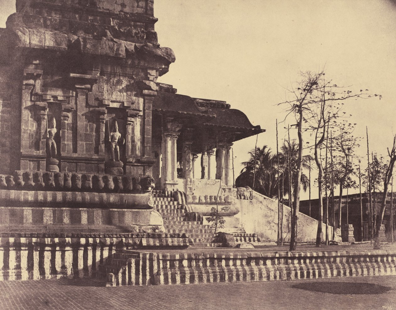 Tanjore: Grande Pagode, entrada olhando para fora de Linnaeus Tripe